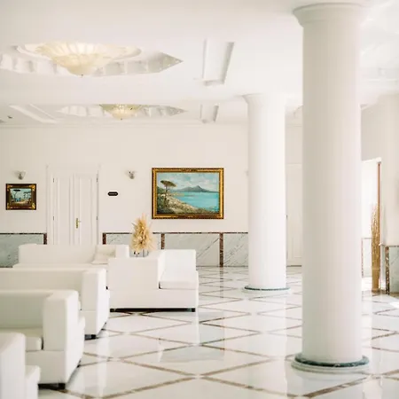 מלון Grand Le Chateau 5*